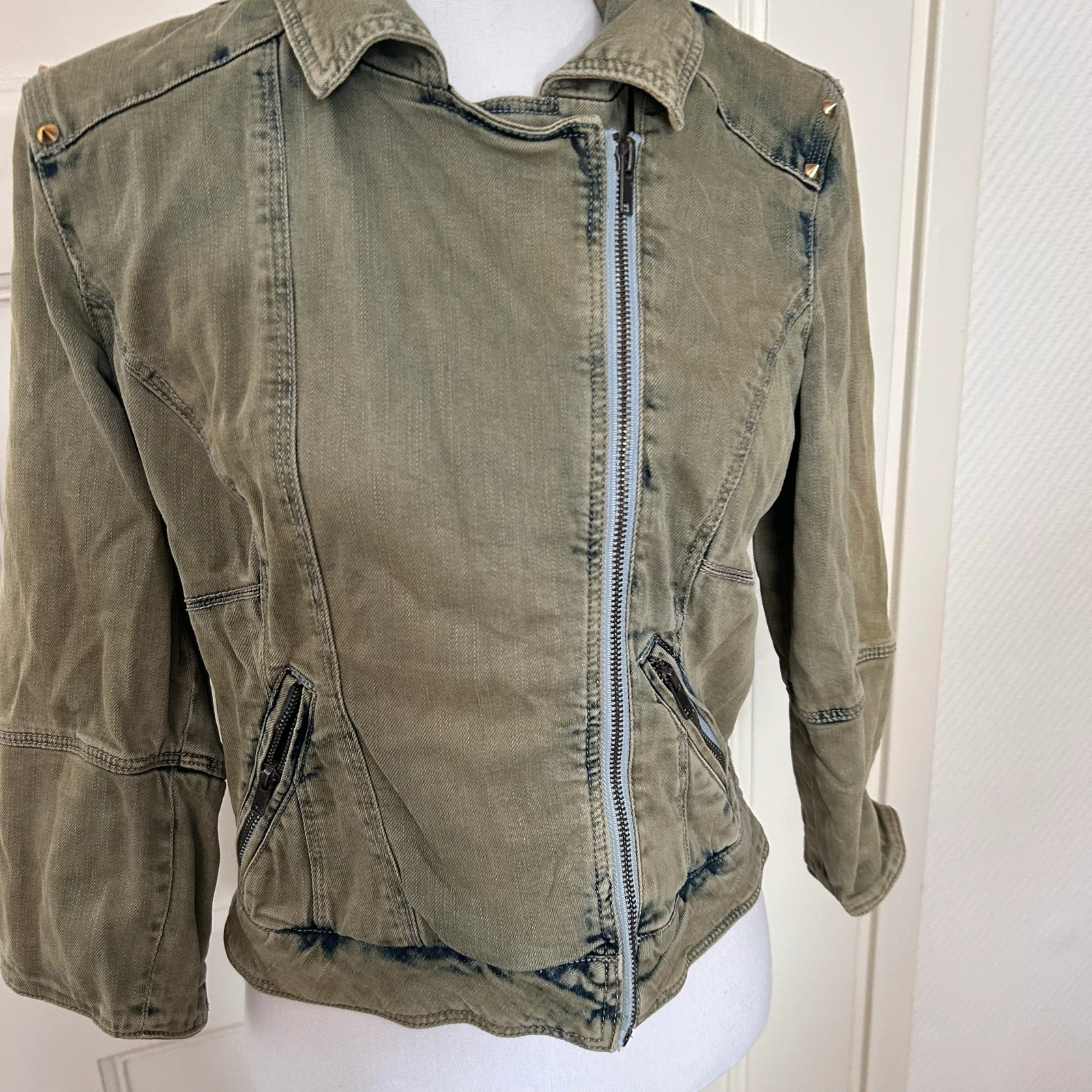 Bershka Stoer Biker Chaqueta de Mezclilla Verde Oliva con Tachuelas – Talla S – photo 2